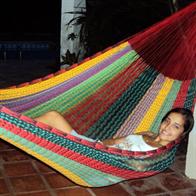 Sie schlafen gut in einer mexikanischen flexiblen Netzhängematte 