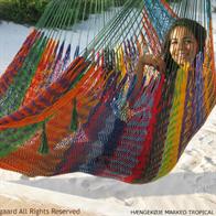 Mexikanischer Hängesessel in schönen Farben in anpassungsfähigem Netz.